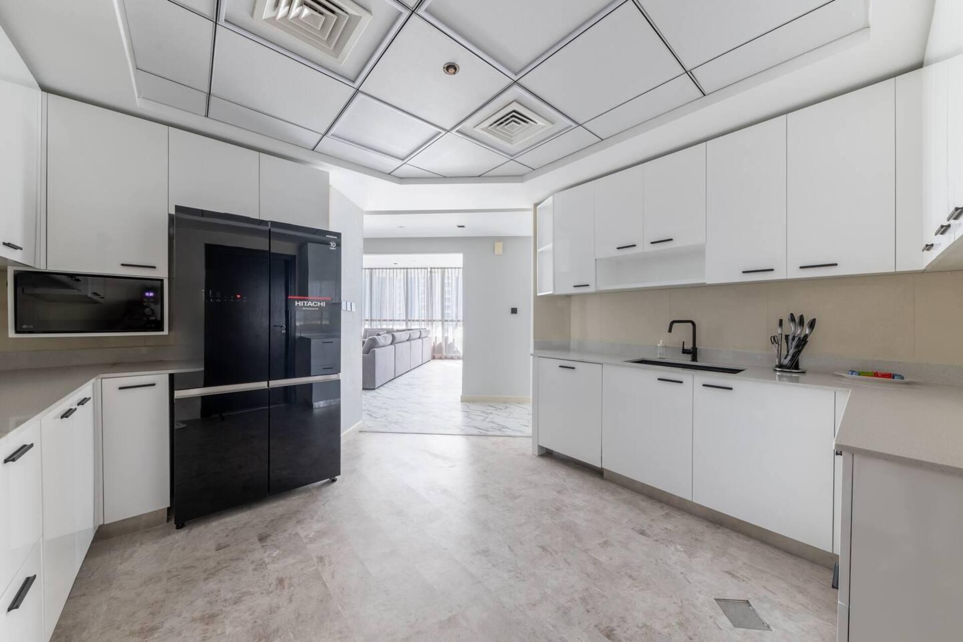 Penthouse-Style 3BR Marina Apartment with Games Room — photo 6