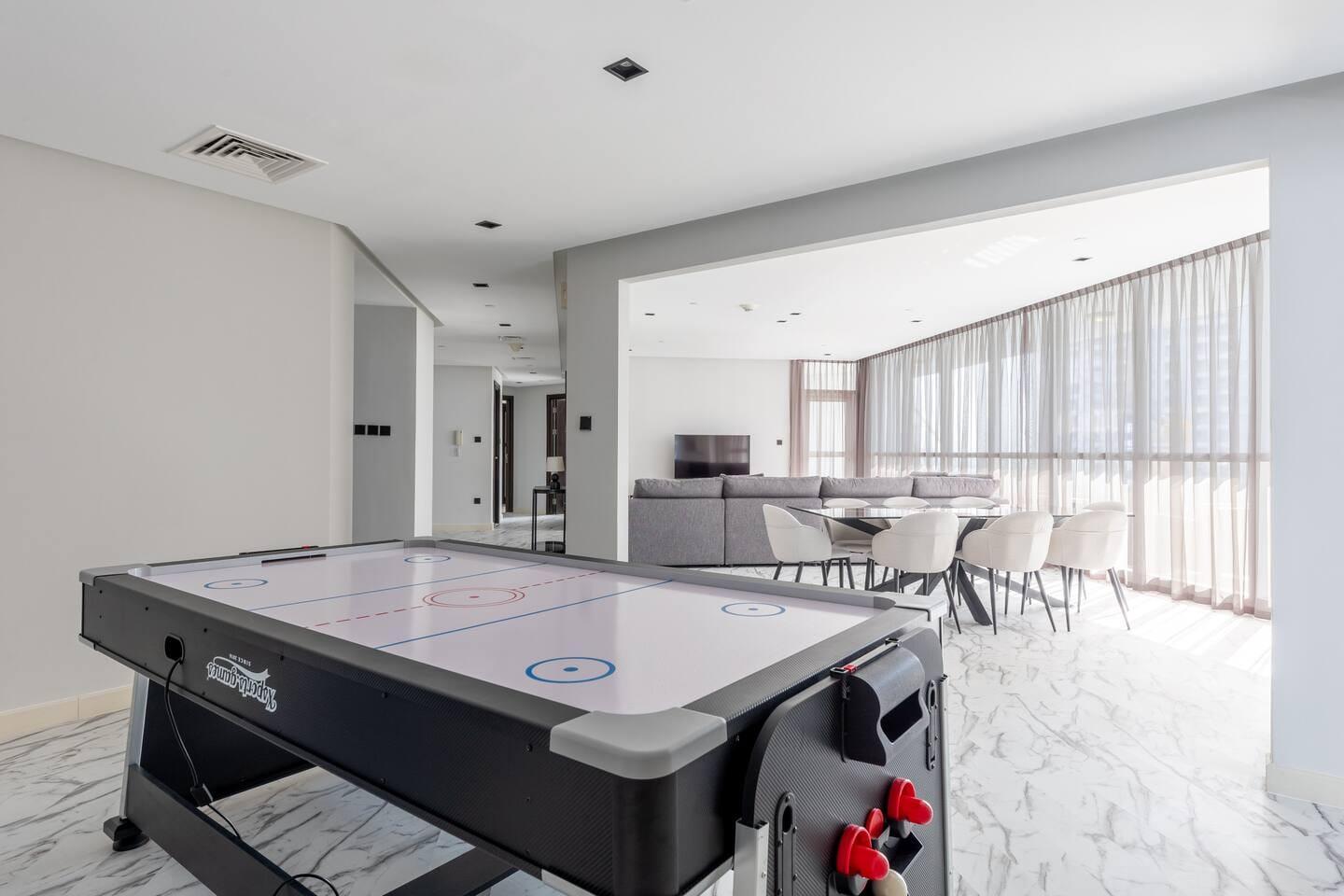 Penthouse-Style 3BR Marina Apartment with Games Room — photo 14