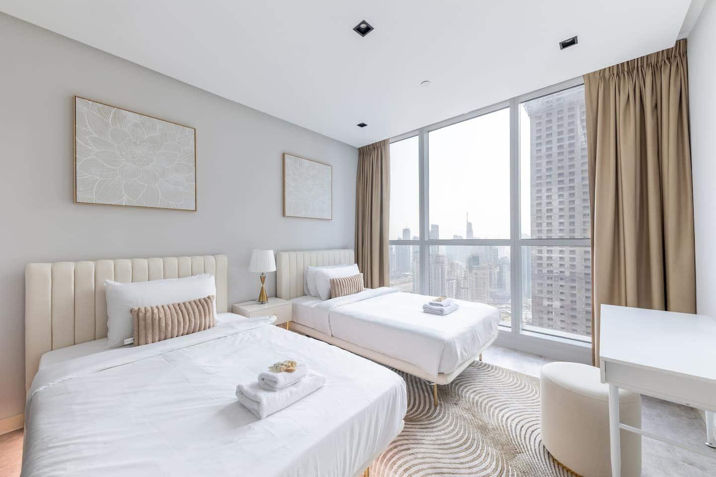 Penthouse-Style 3BR Marina Apartment with Games Room — photo 12