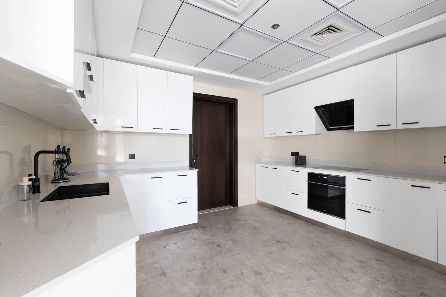 Penthouse-Style 3BR Marina Apartment with Games Room — photo 19