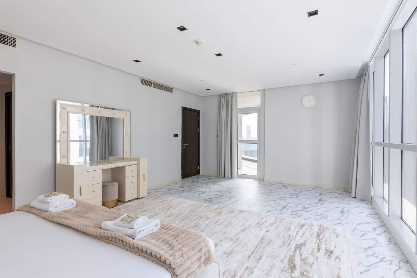 Penthouse-Style 3BR Marina Apartment with Games Room — photo 20