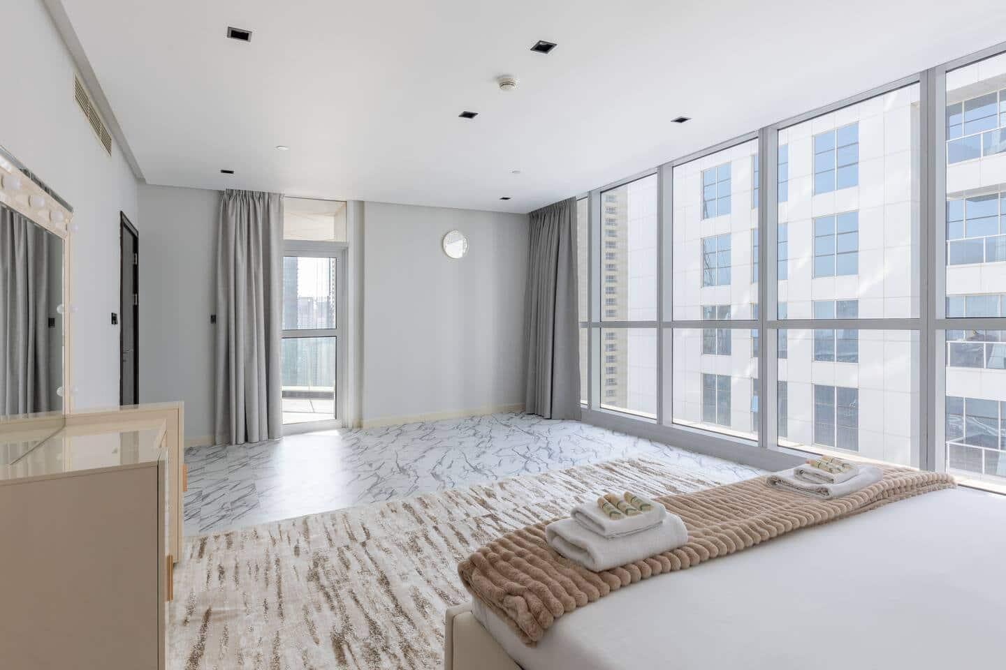 Penthouse-Style 3BR Marina Apartment with Games Room — photo 21