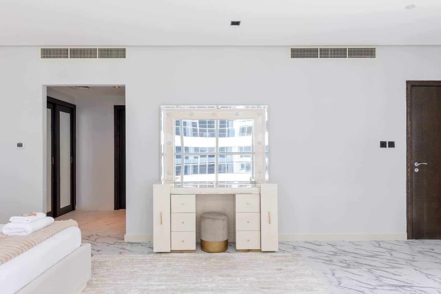 Penthouse-Style 3BR Marina Apartment with Games Room — photo 26