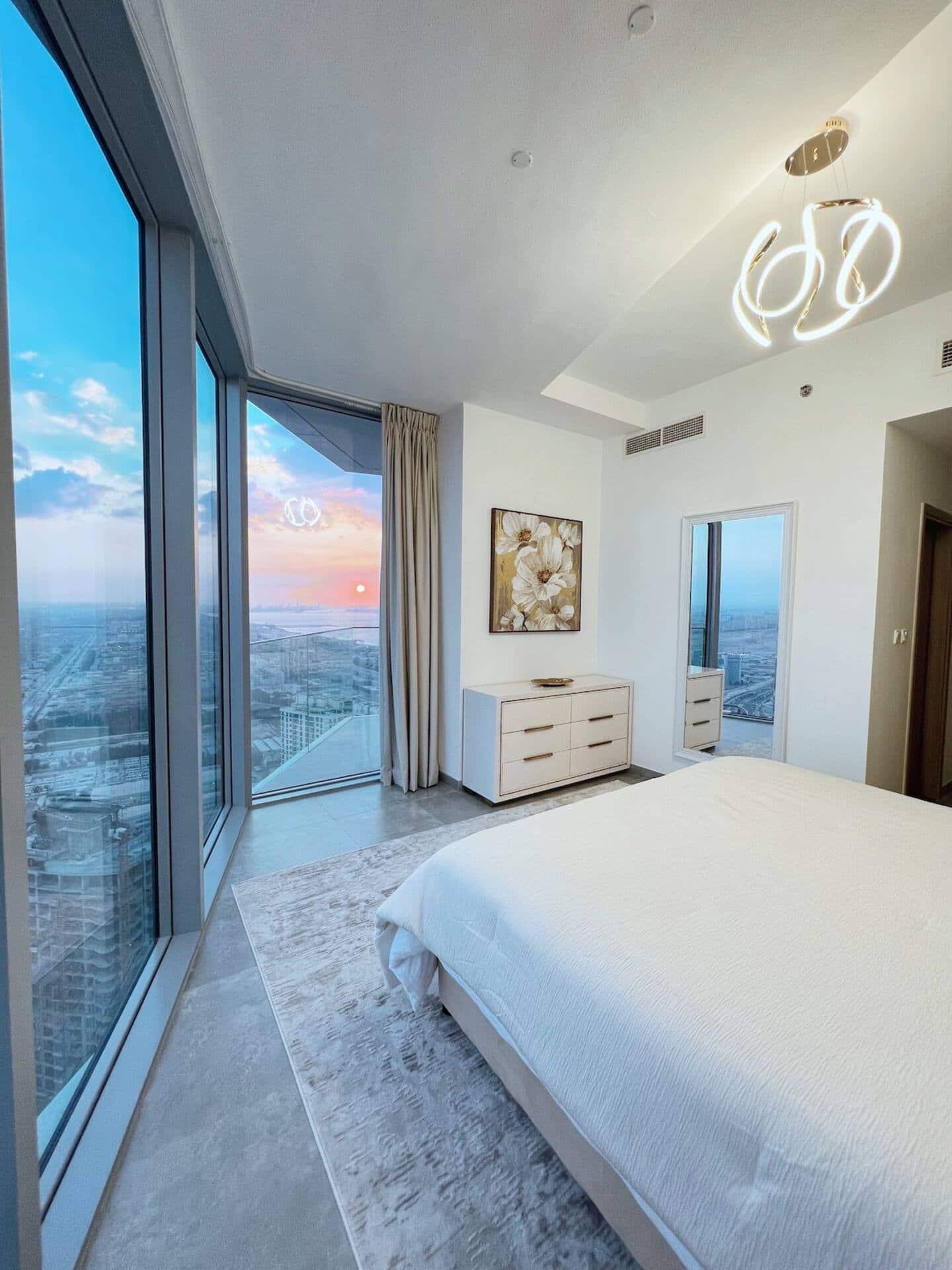 Stella Maris 42nd-Floor 2BR with Dubai Skyline Views — photo 16