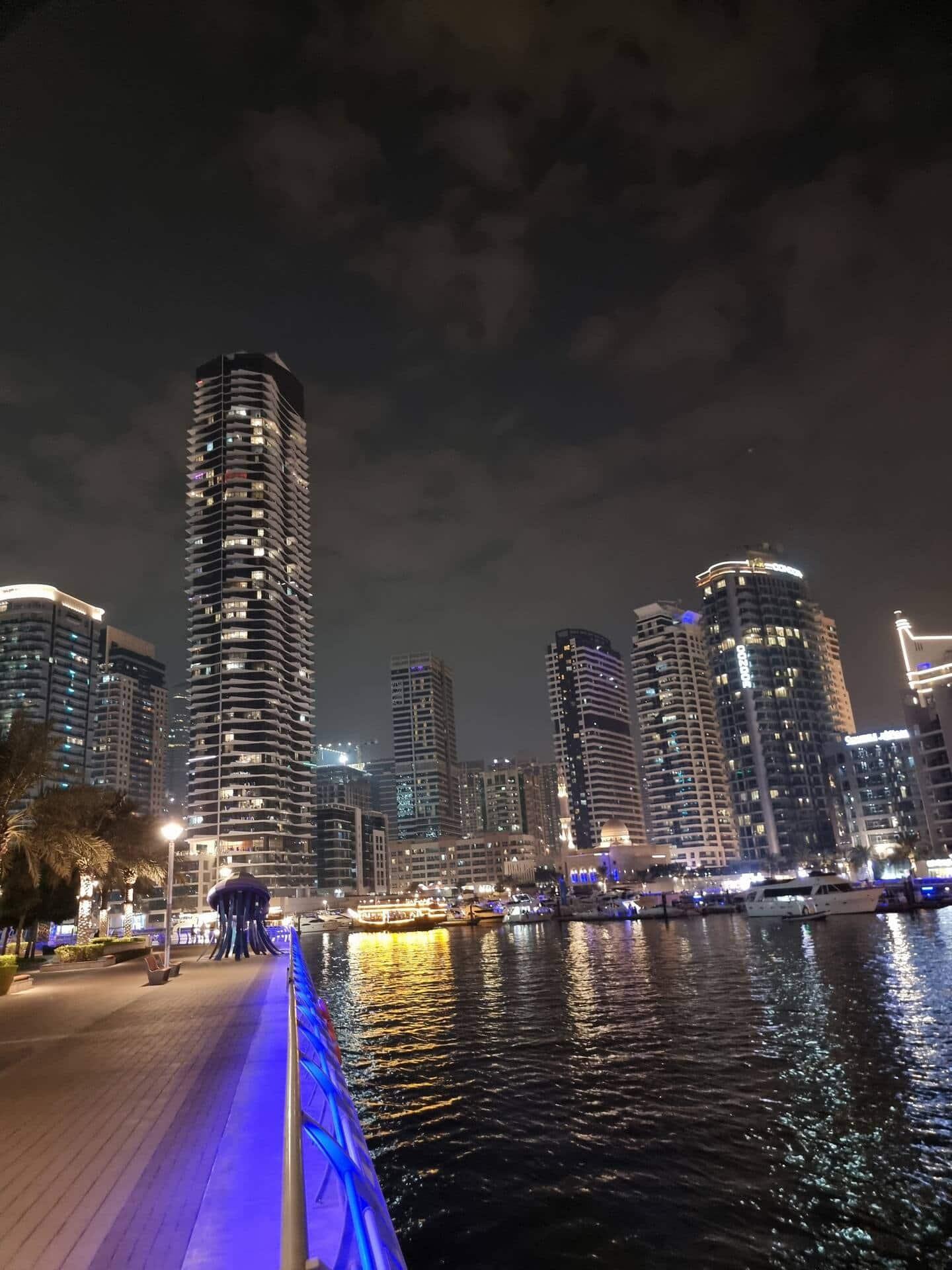 Stella Maris 42nd-Floor 2BR with Dubai Skyline Views — photo 23