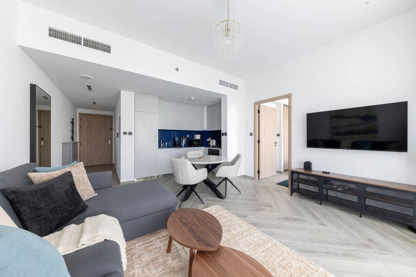 Canal View 1BR Apartment in Business Bay, Peninsula 3
